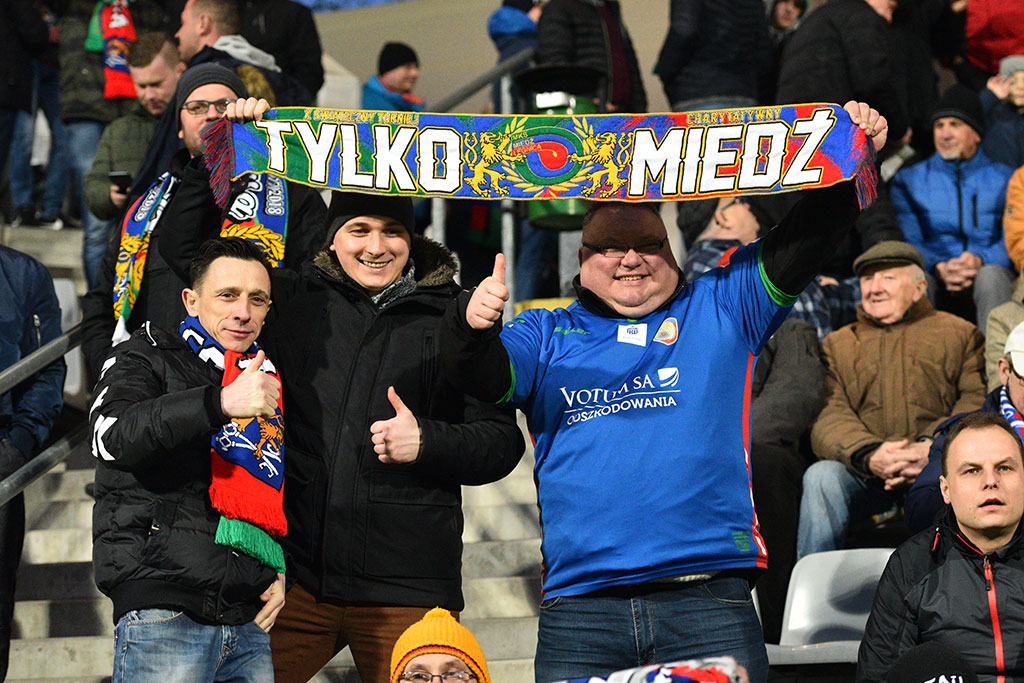 Kibice na trybunach podczas meczu Miedzi Legnica z Lechem Poznań
