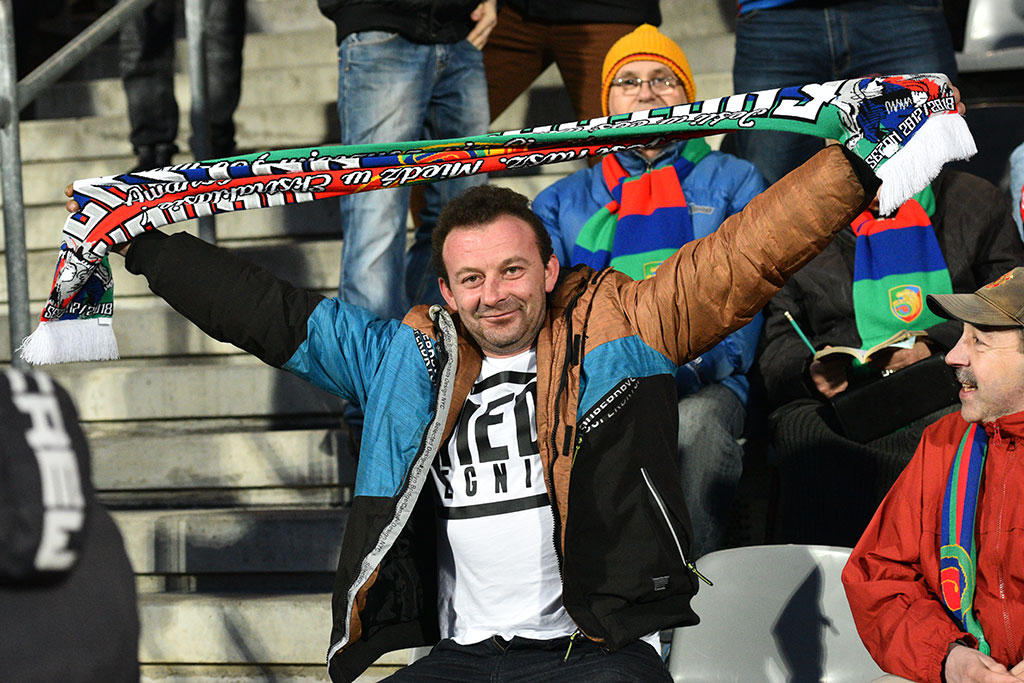 Kibice na trybunach podczas meczu Miedzi Legnica z Lechem Poznań