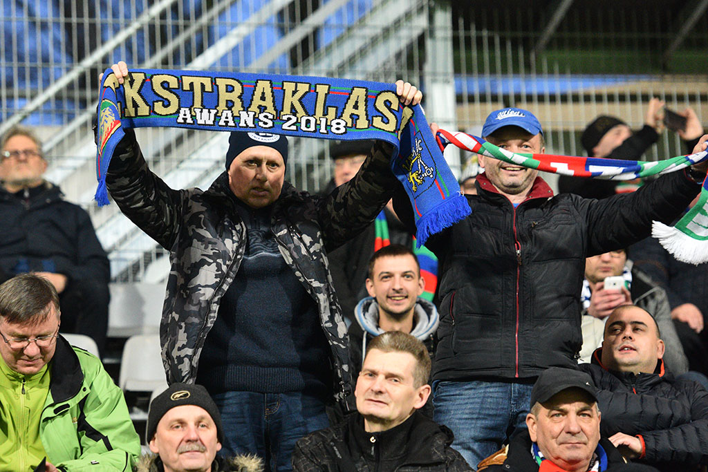 Kibice na trybunach podczas meczu Miedzi Legnica z Lechem Poznań