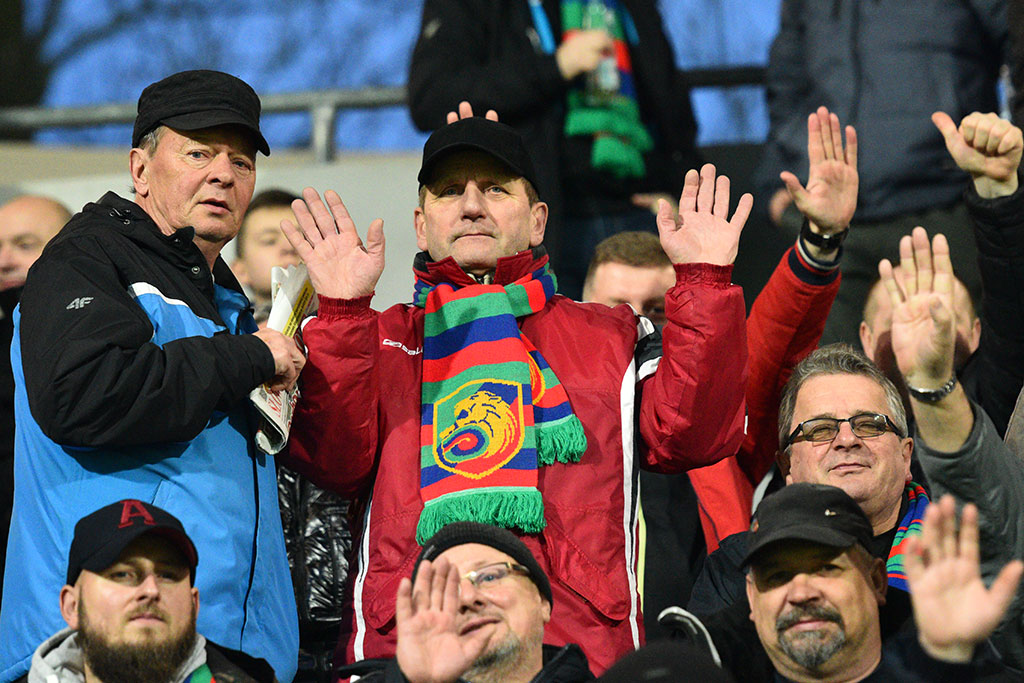 Kibice na trybunach podczas meczu Miedzi Legnica z Lechem Poznań
