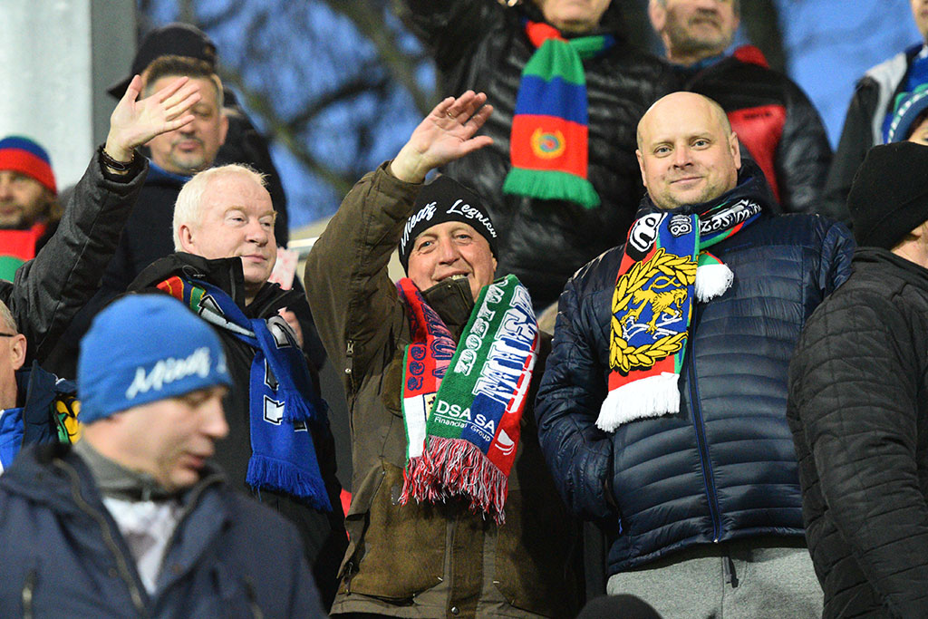 Kibice na trybunach podczas meczu Miedzi Legnica z Lechem Poznań