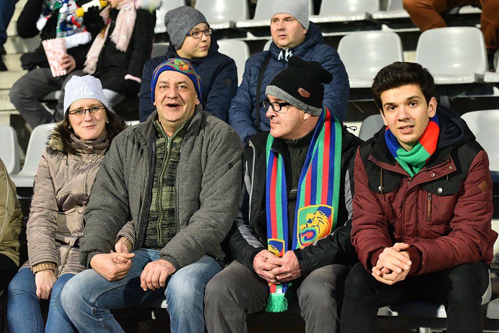 Kibice na trybunach podczas meczu Miedzi Legnica z Lechem Poznań