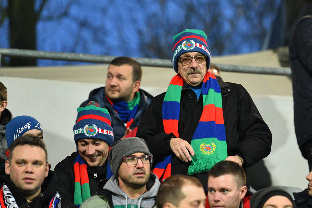 Kibice na trybunach podczas meczu Miedzi Legnica z Lechem Poznań