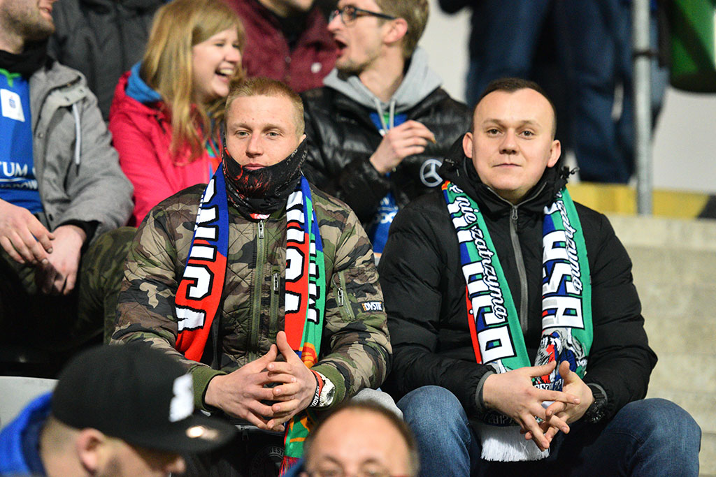 Kibice na trybunach podczas meczu Miedzi Legnica z Lechem Poznań