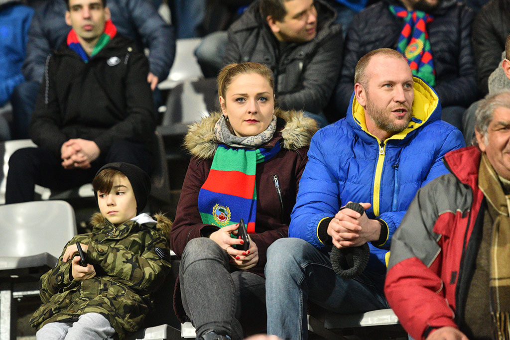 Kibice na trybunach podczas meczu Miedzi Legnica z Lechem Poznań