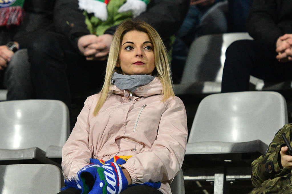 Kibice na trybunach podczas meczu Miedzi Legnica z Lechem Poznań