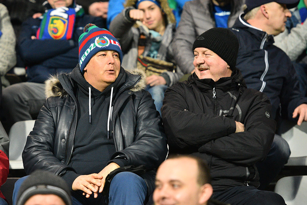 Kibice na trybunach podczas meczu Miedzi Legnica z Lechem Poznań