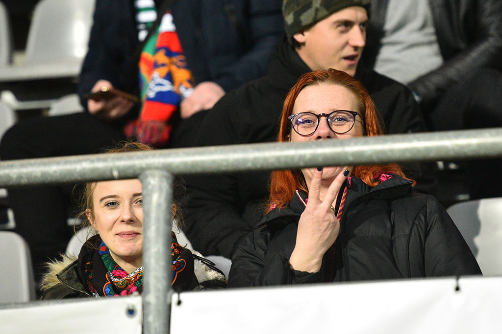 Kibice na trybunach podczas meczu Miedzi Legnica z Lechem Poznań