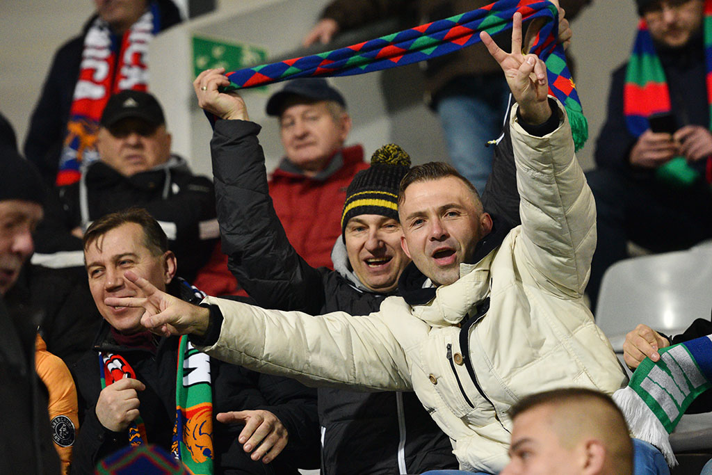 Kibice na trybunach podczas meczu Miedzi Legnica z Lechem Poznań