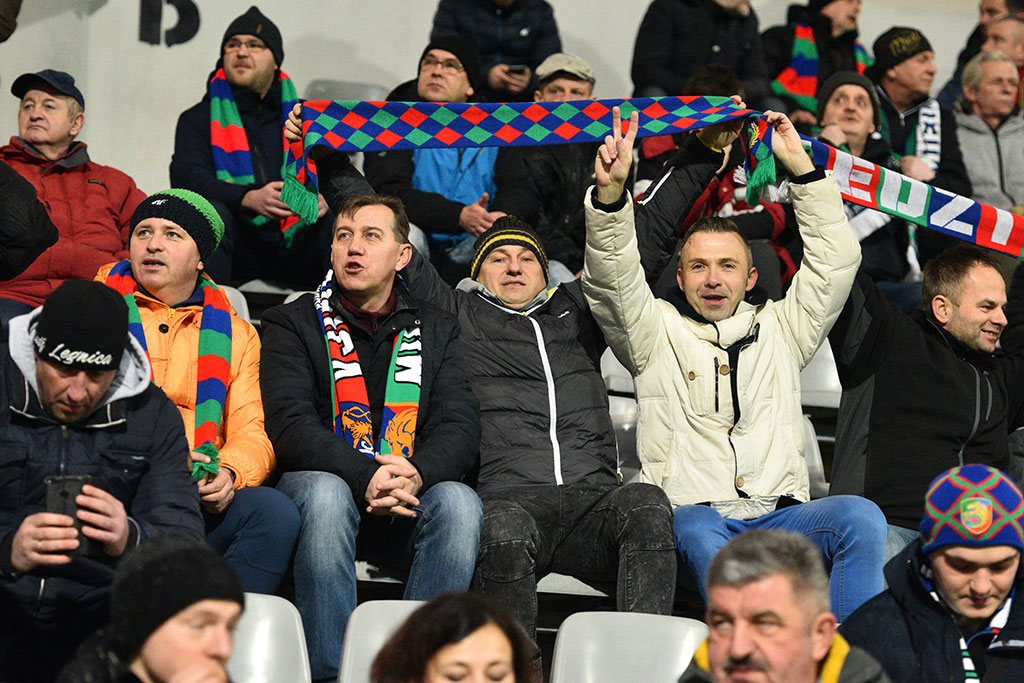 Kibice na trybunach podczas meczu Miedzi Legnica z Lechem Poznań