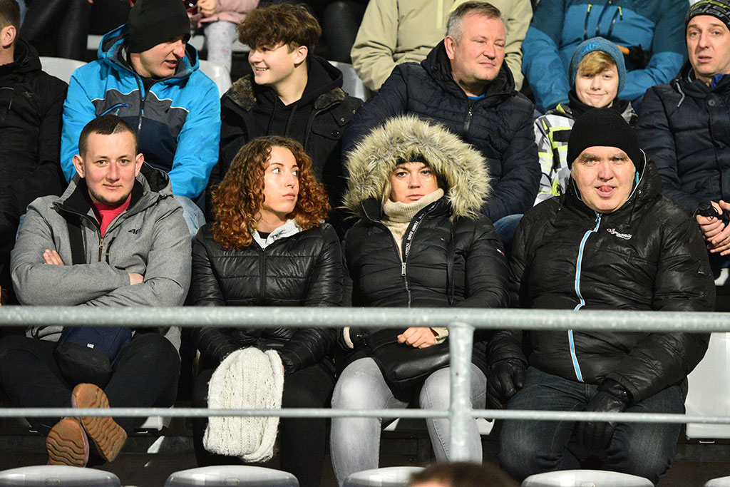 Kibice na trybunach podczas meczu Miedzi Legnica z Lechem Poznań