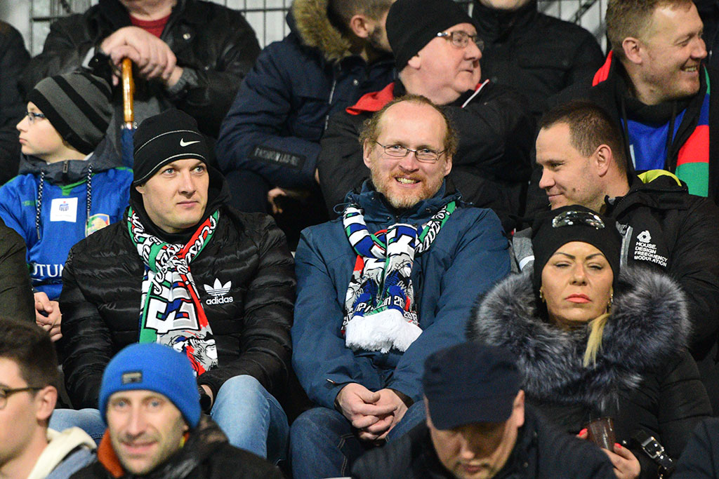 Kibice na trybunach podczas meczu Miedzi Legnica z Lechem Poznań