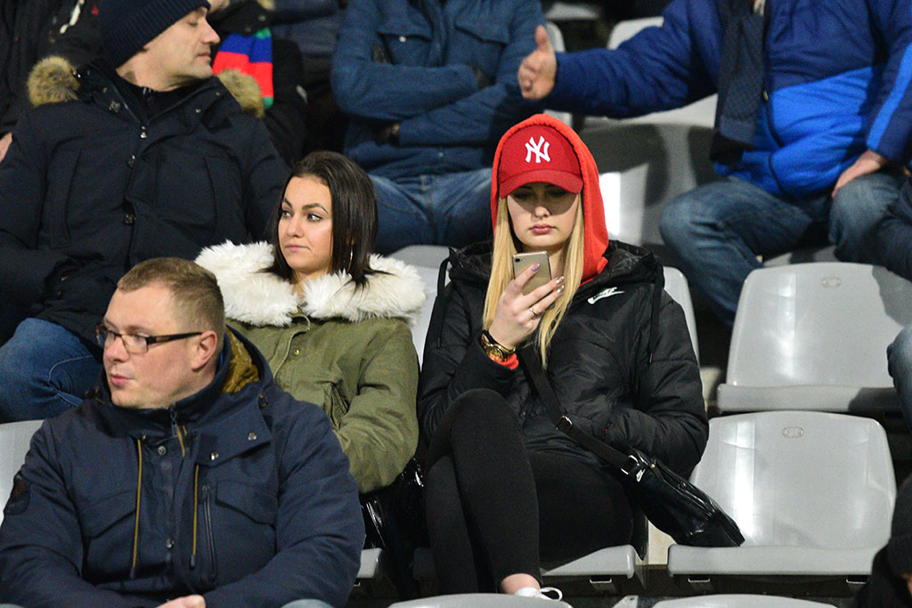 Kibice na trybunach podczas meczu Miedzi Legnica z Lechem Poznań