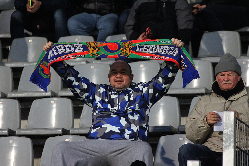 Kibice na trybunach podczas meczu Miedzi Legnica z Lechem Poznań