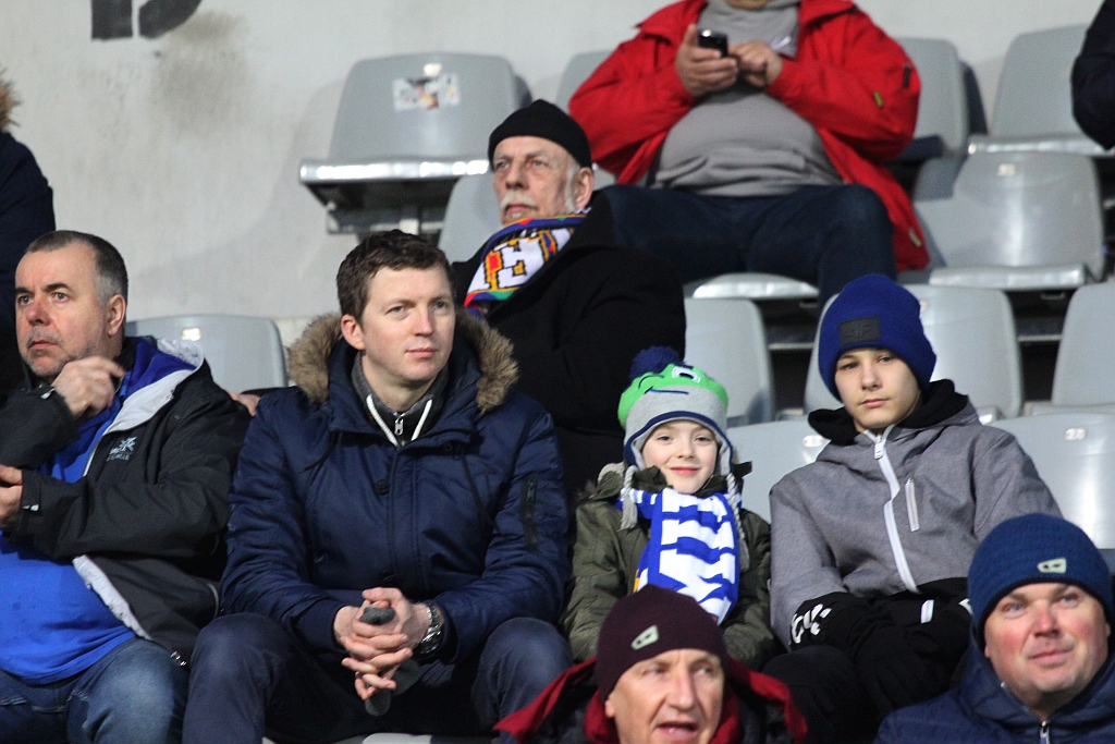 Kibice na trybunach podczas meczu Miedzi Legnica z Lechem Poznań