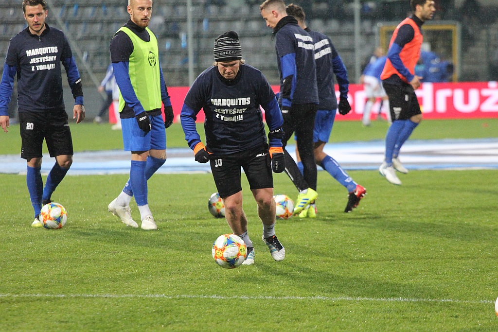 Kibice na trybunach podczas meczu Miedzi Legnica z Lechem Poznań