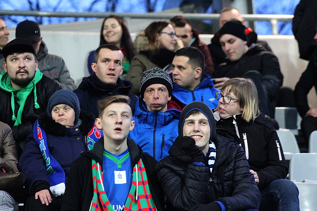 Kibice na trybunach podczas meczu Miedzi Legnica z Lechem Poznań