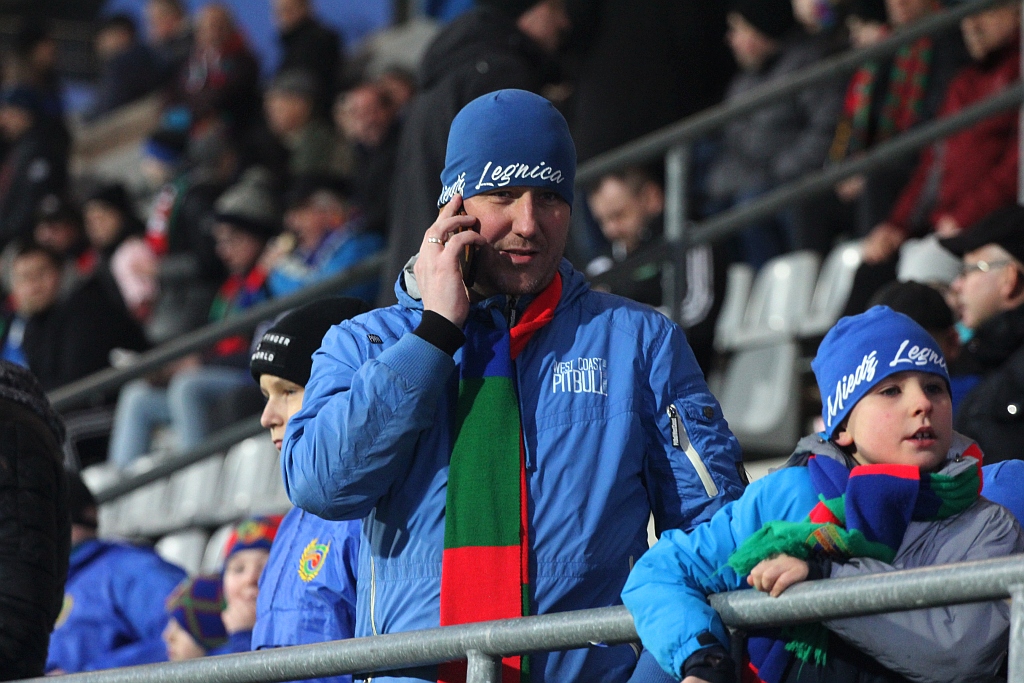 Kibice na trybunach podczas meczu Miedzi Legnica z Lechem Poznań