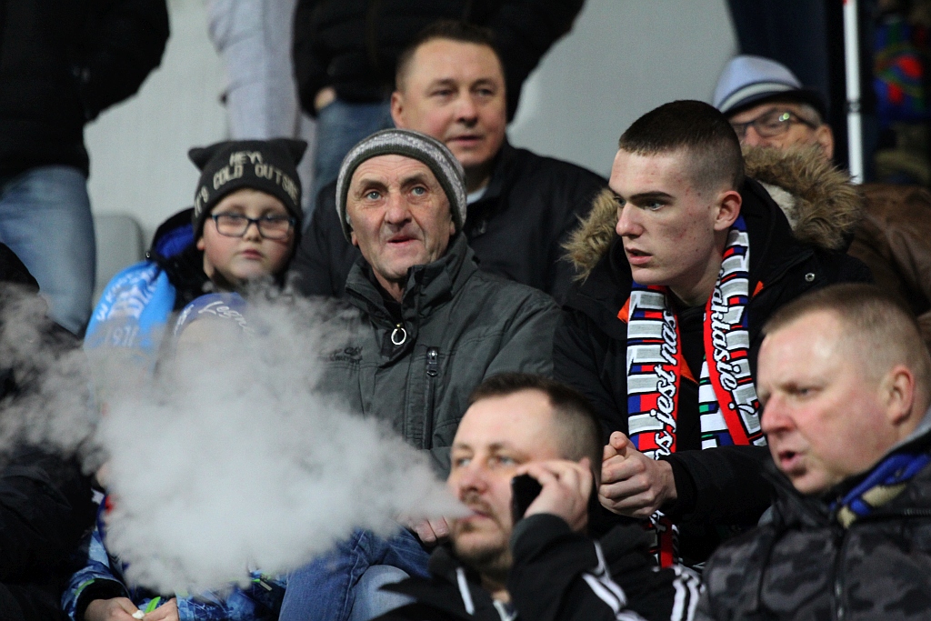 Kibice na trybunach podczas meczu Miedzi Legnica z Lechem Poznań