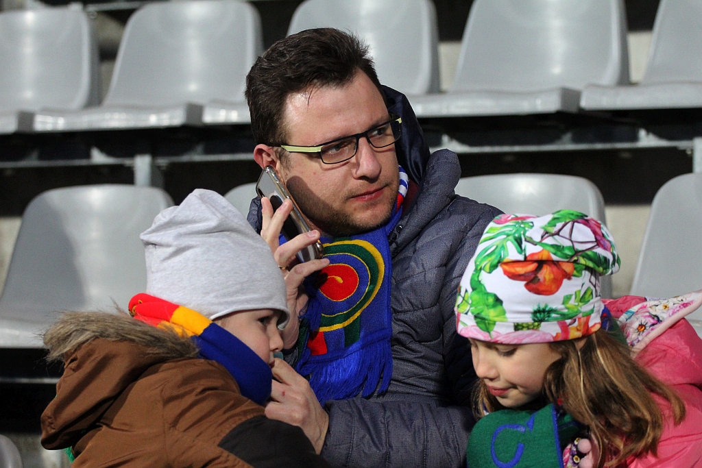 Kibice na trybunach podczas meczu Miedzi Legnica z Lechem Poznań