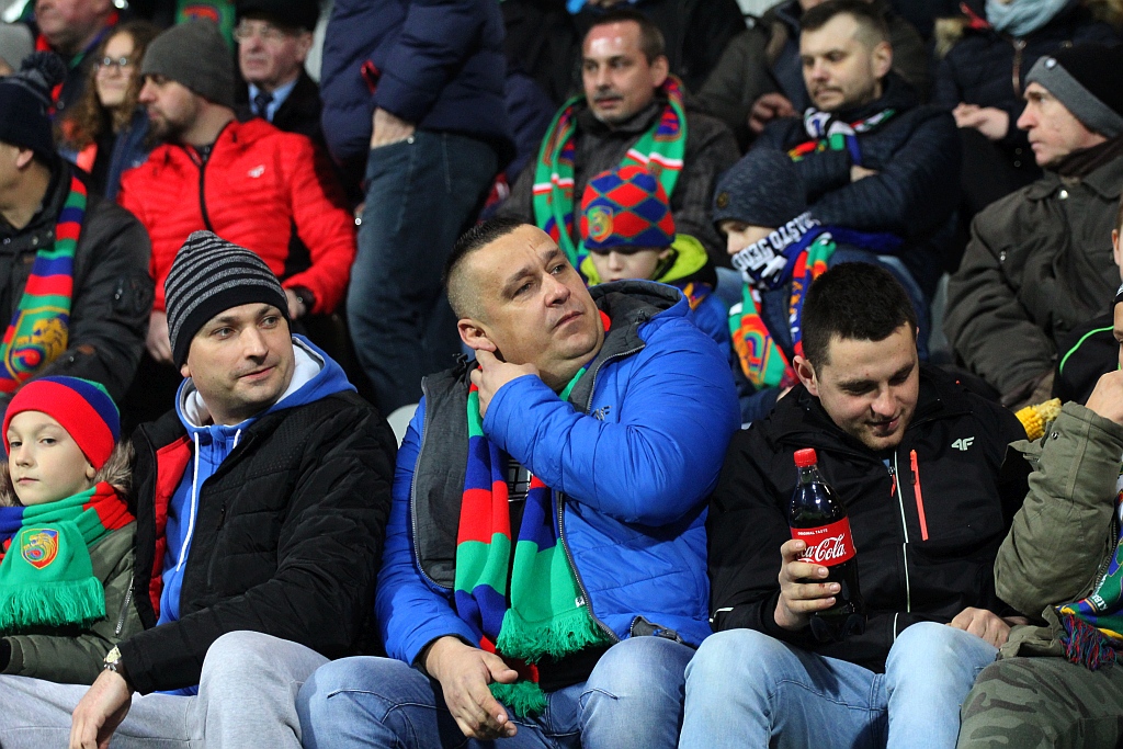 Kibice na trybunach podczas meczu Miedzi Legnica z Lechem Poznań