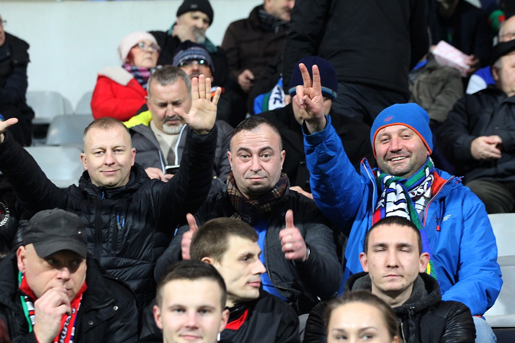Kibice na trybunach podczas meczu Miedzi Legnica z Lechem Poznań