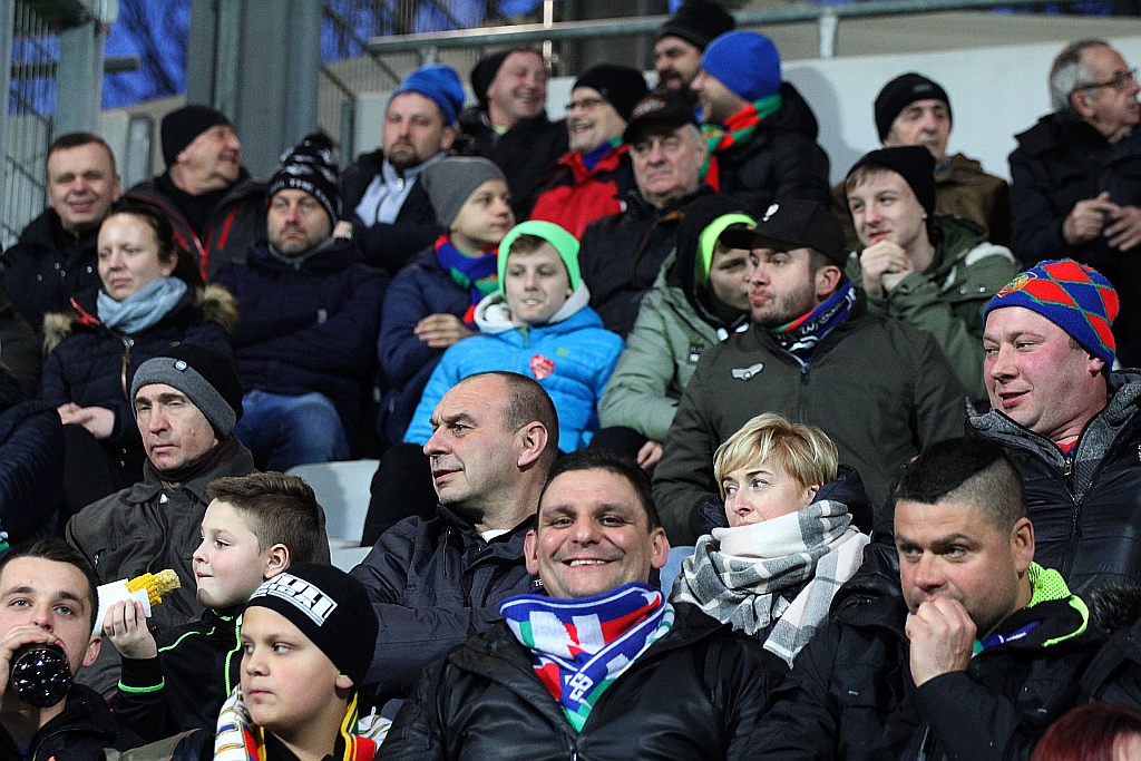 Kibice na trybunach podczas meczu Miedzi Legnica z Lechem Poznań