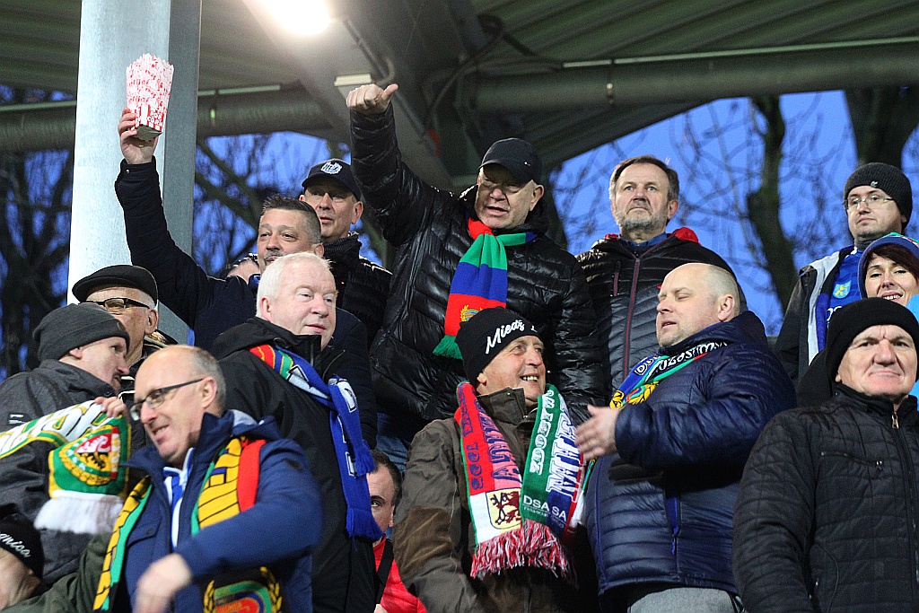 Kibice na trybunach podczas meczu Miedzi Legnica z Lechem Poznań