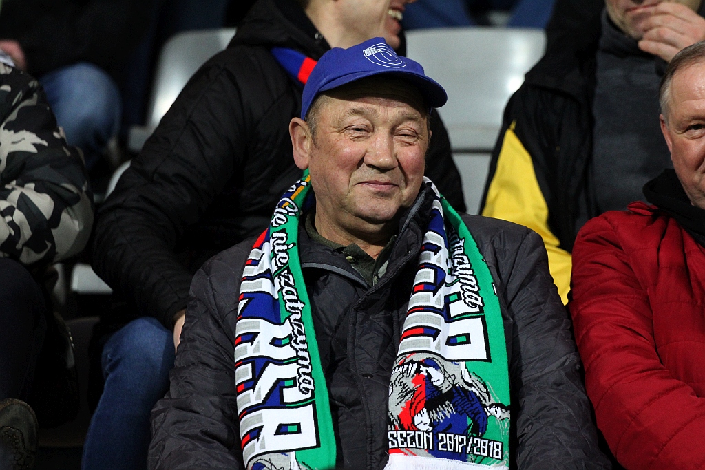 Kibice na trybunach podczas meczu Miedzi Legnica z Lechem Poznań