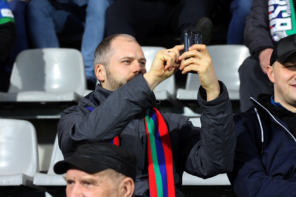 Kibice na trybunach podczas meczu Miedzi Legnica z Lechem Poznań