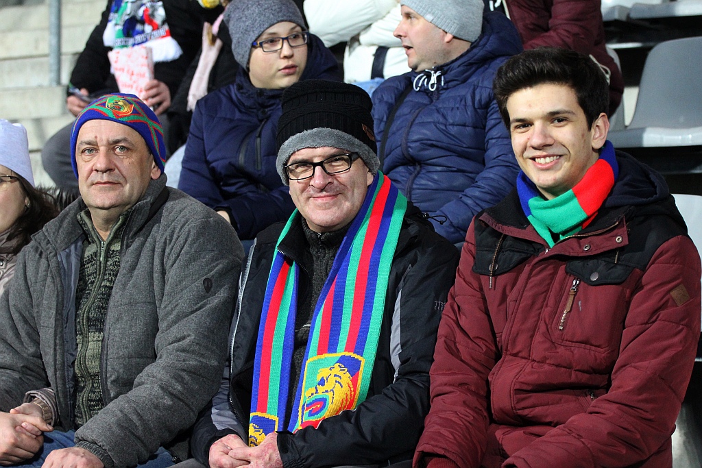 Kibice na trybunach podczas meczu Miedzi Legnica z Lechem Poznań