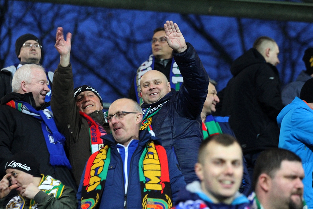 Kibice na trybunach podczas meczu Miedzi Legnica z Lechem Poznań
