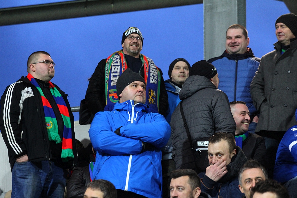 Kibice na trybunach podczas meczu Miedzi Legnica z Lechem Poznań