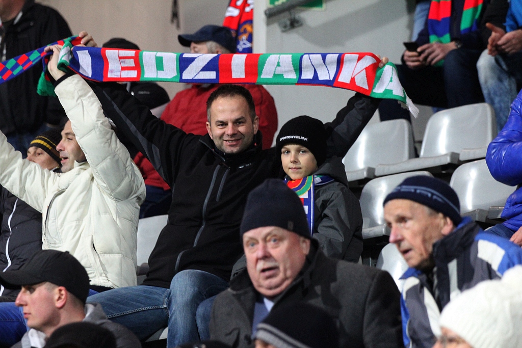 Kibice na trybunach podczas meczu Miedzi Legnica z Lechem Poznań