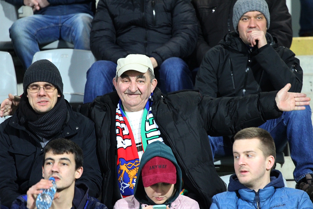 Kibice na trybunach podczas meczu Miedzi Legnica z Lechem Poznań