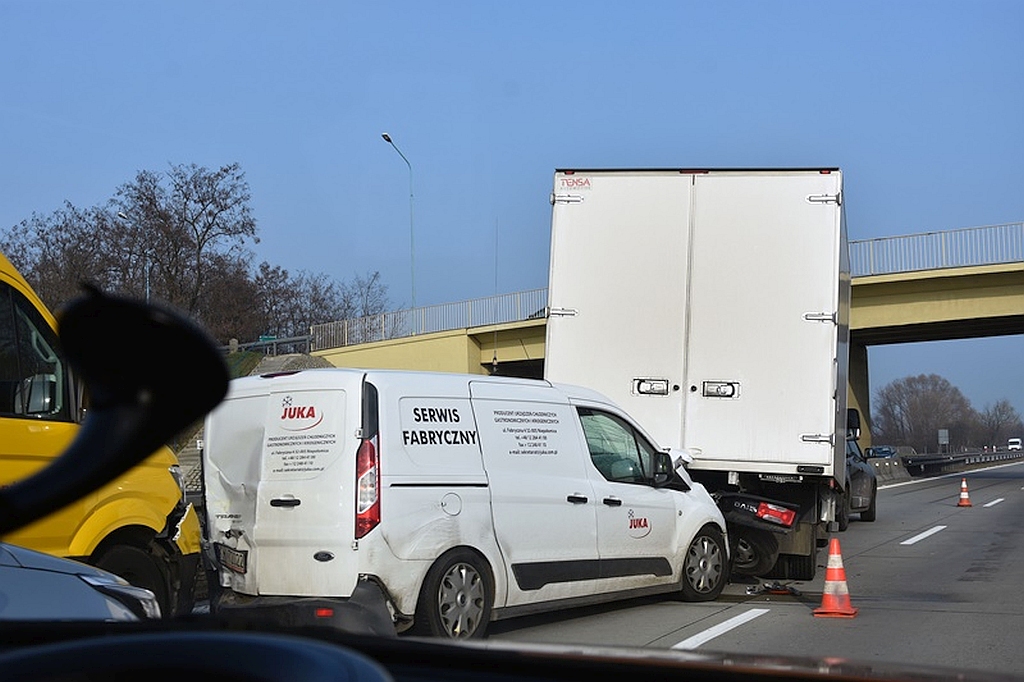 Dwa poważne wypadki samochodowe na A4 pod Legnicą