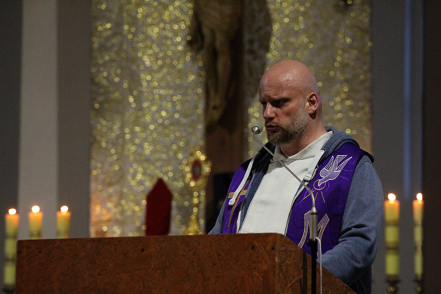 Tłumy wiernych na rekolekcjach z ojcem Adamem Szustakiem