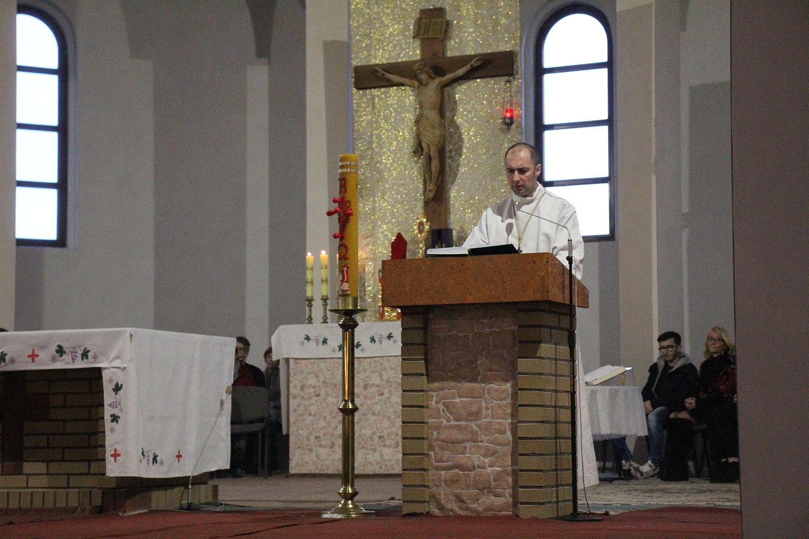 Tłumy wiernych na rekolekcjach z ojcem Adamem Szustakiem