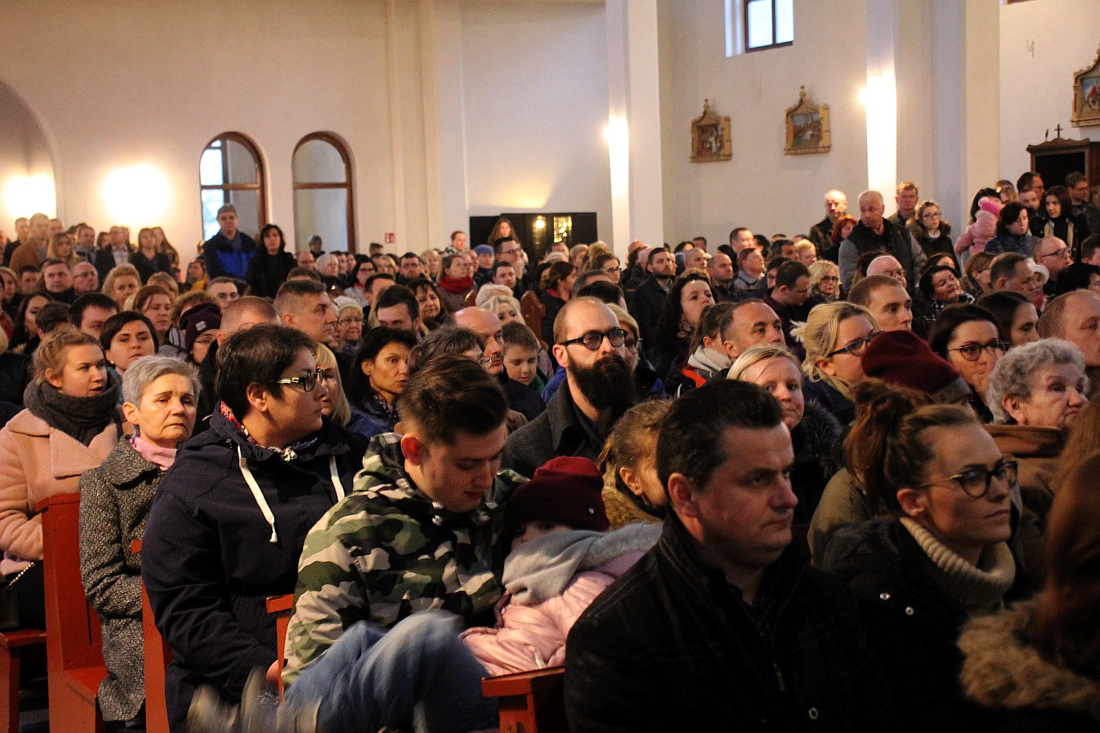 Tłumy wiernych na rekolekcjach z ojcem Adamem Szustakiem