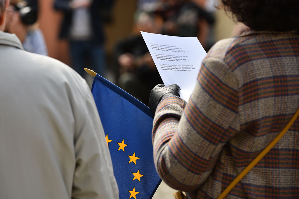 Legniczanie zaśpiewali w centrum miasta hymn Europy