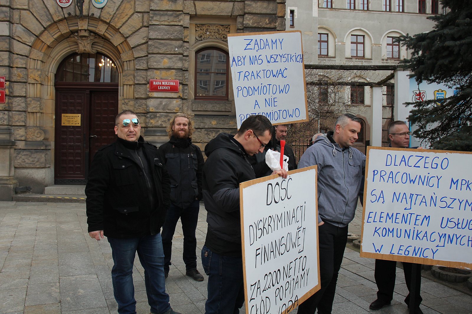 Marcowa sesja rady miejskiej Legnicy. Protest pracowników MPK