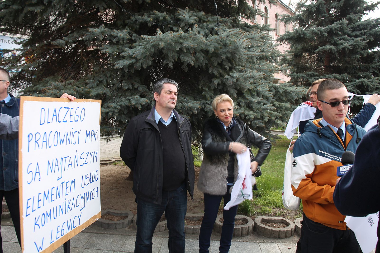Marcowa sesja rady miejskiej Legnicy. Protest pracowników MPK