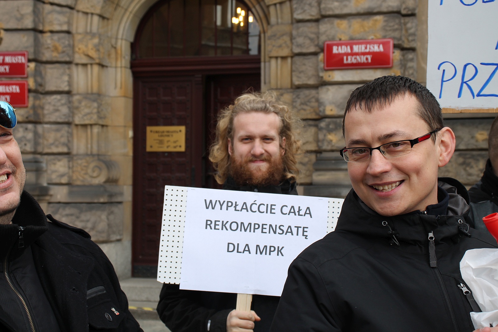 Marcowa sesja rady miejskiej Legnicy. Protest pracowników MPK