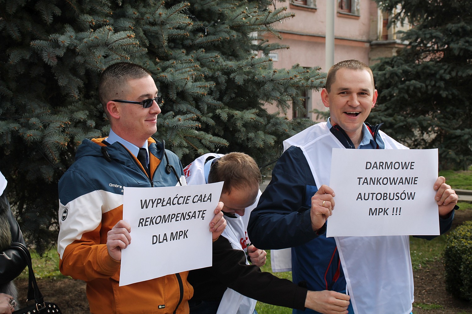 Marcowa sesja rady miejskiej Legnicy. Protest pracowników MPK