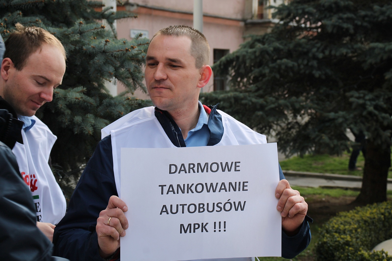 Marcowa sesja rady miejskiej Legnicy. Protest pracowników MPK