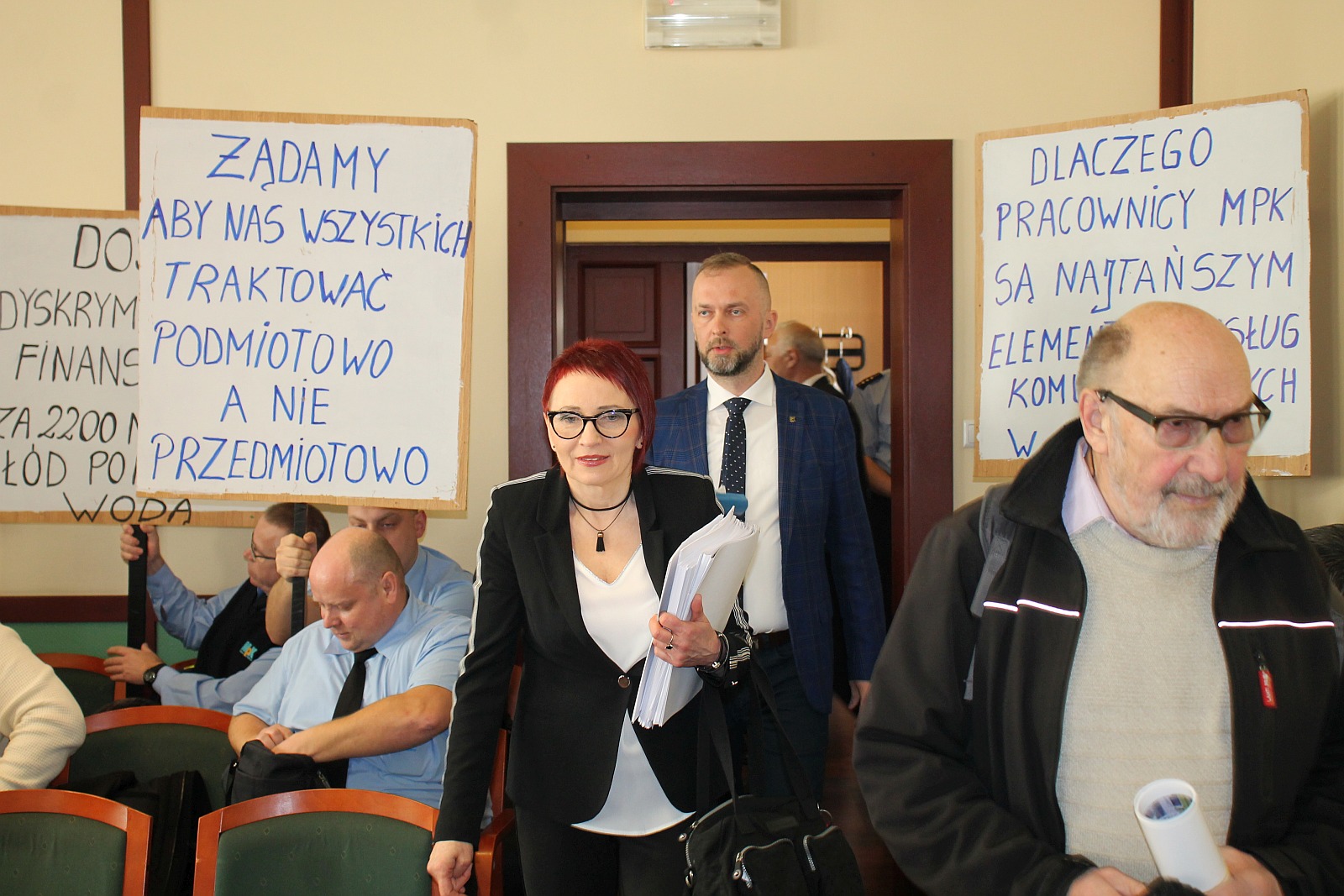 Marcowa sesja rady miejskiej Legnicy. Protest pracowników MPK