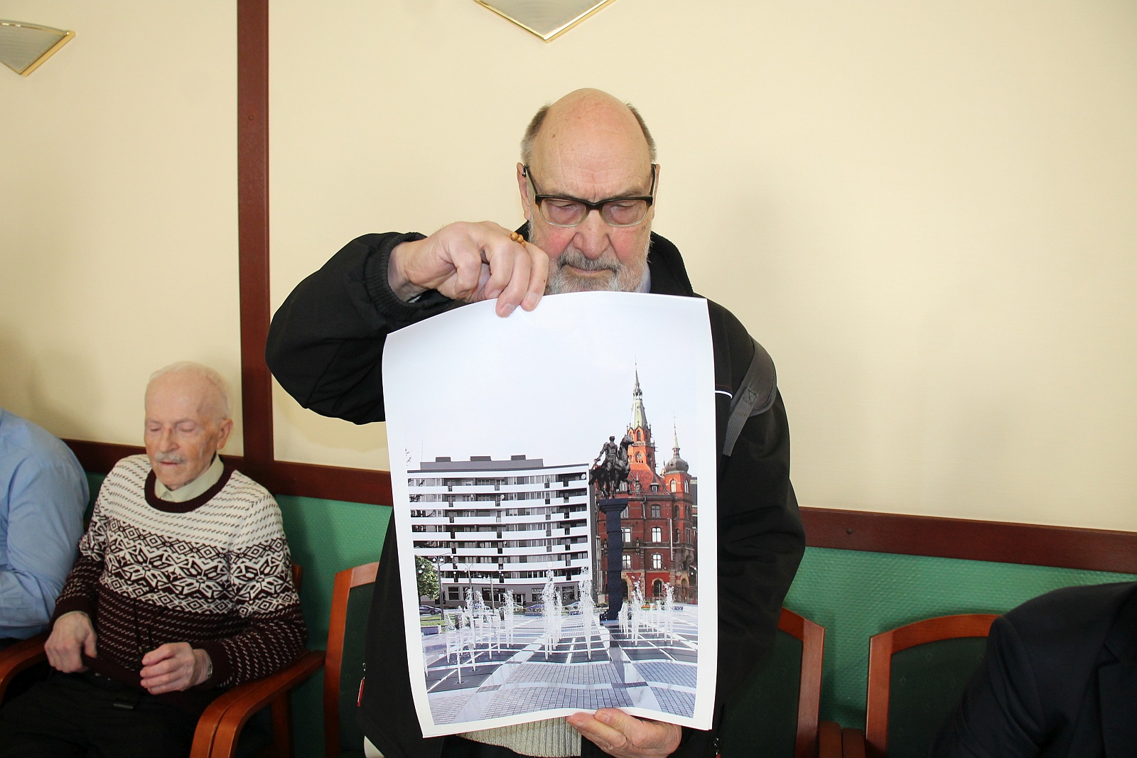 Marcowa sesja rady miejskiej Legnicy. Protest pracowników MPK