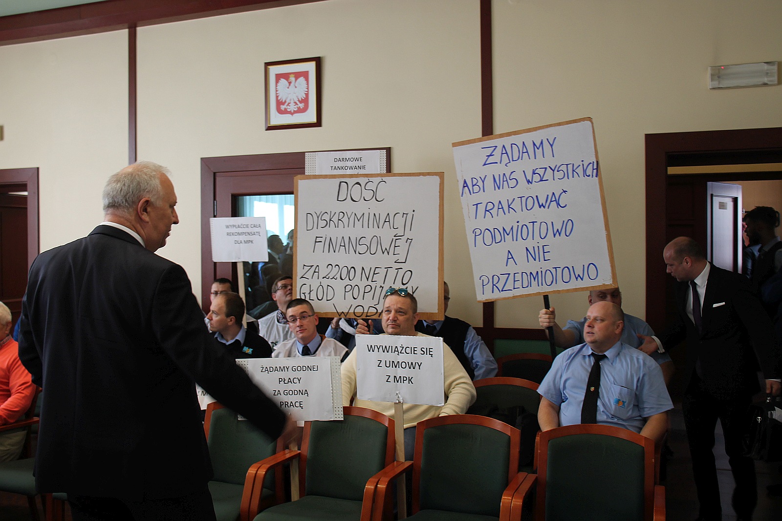 Marcowa sesja rady miejskiej Legnicy. Protest pracowników MPK