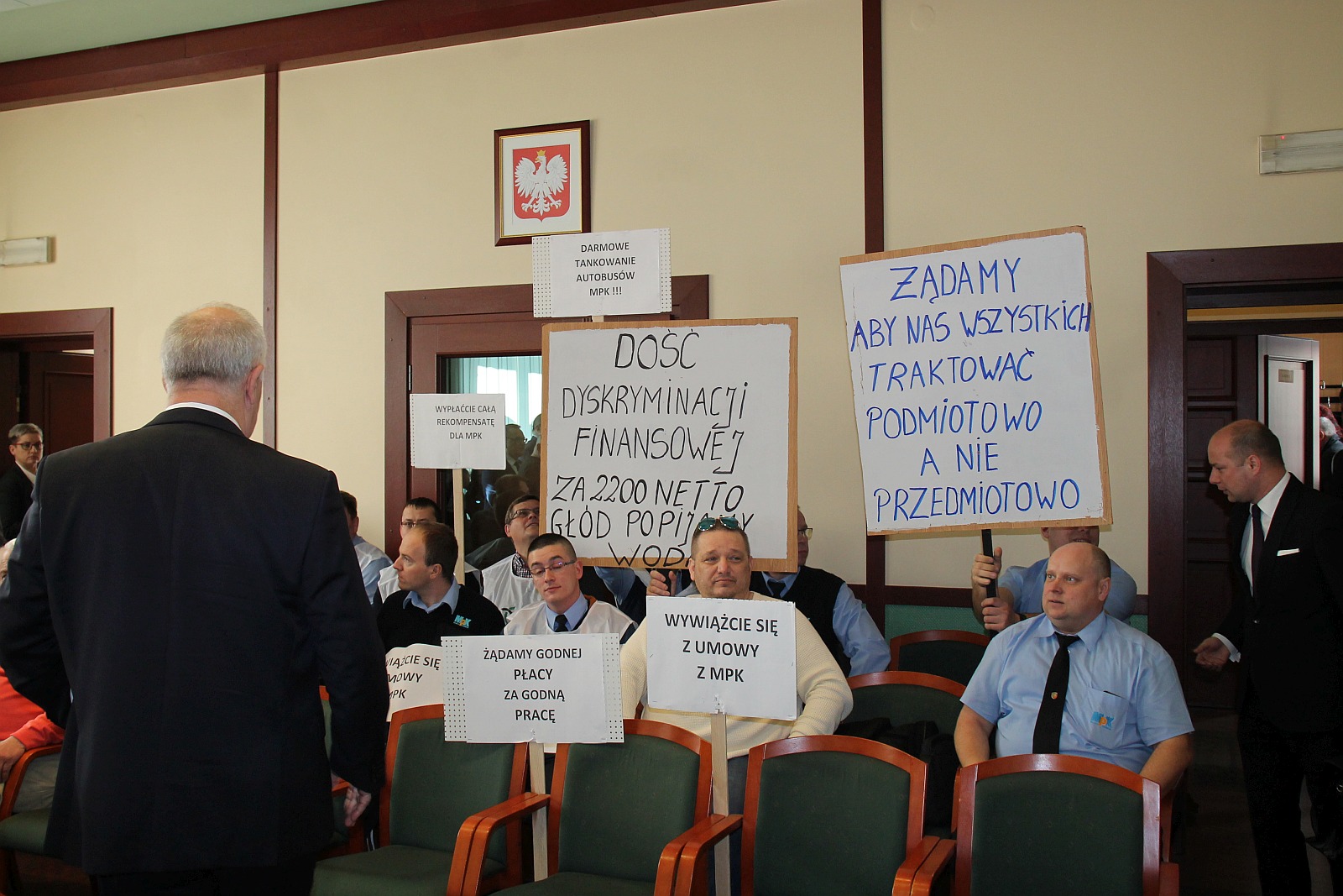 Marcowa sesja rady miejskiej Legnicy. Protest pracowników MPK