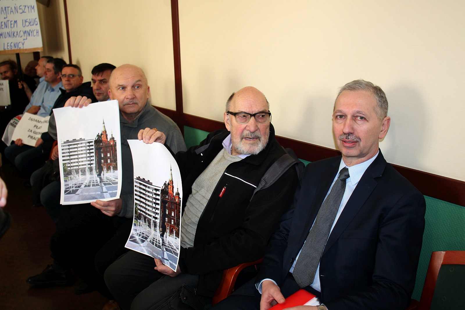 Marcowa sesja rady miejskiej Legnicy. Protest pracowników MPK
